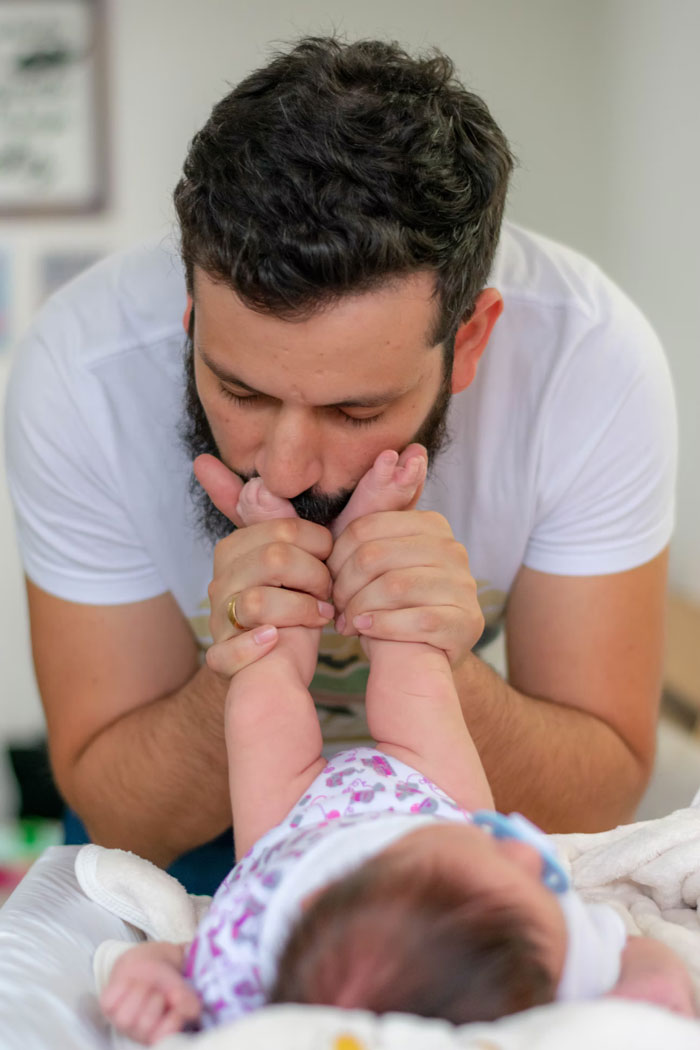 Este padre pregunta si se equivocó por hacer llorar a una mujer que le decía cómo debía limpiar y vestir a su bebé
