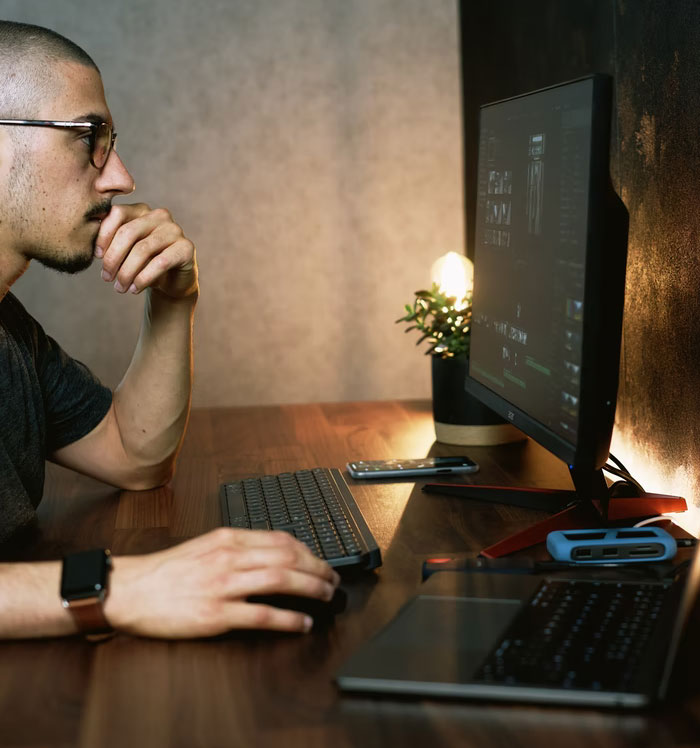 Este hombre descubrió que la empresa sigue usando su trabajo después de despedirlo por "mal rendimiento" y lo borró todo