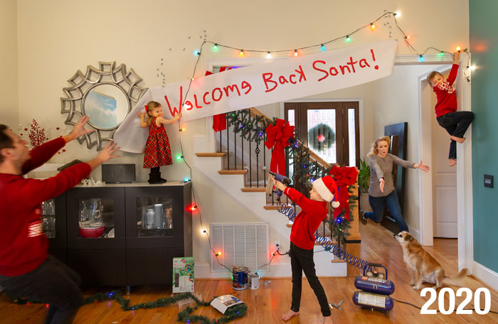 Esta familia comenzó a hacer tarjetas navideñas «reales» hace 8 años, y cuanto más crecen los niños, más locas son