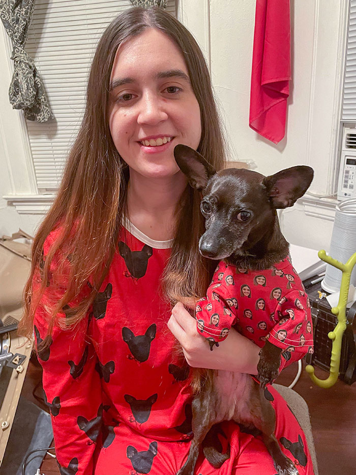 Para Navidad, mi madre nos regaló a mi perro y a mí pijamas a juego