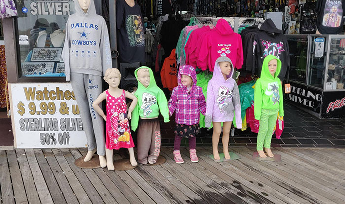 Cada vez que mi hija pasa por delante de maniquíes infantiles, le gusta fingir que es uno de ellos