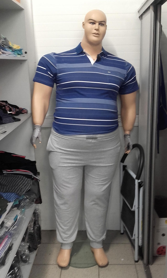Este maniquí grande con la ropa pequeña