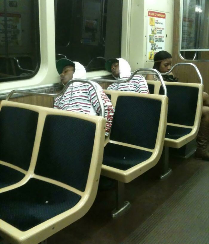 2 personas iguales durmiendo en el metro