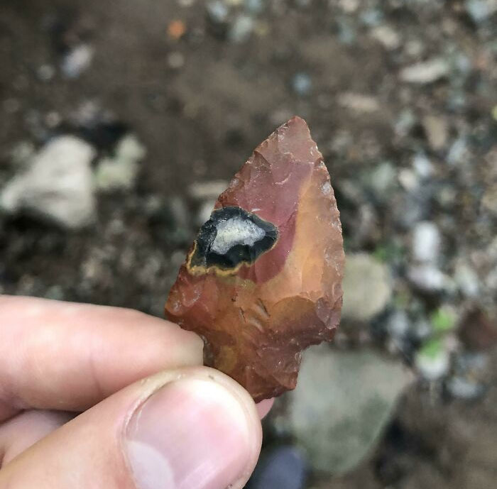 Encontré una punta de flecha en un arroyo seco
