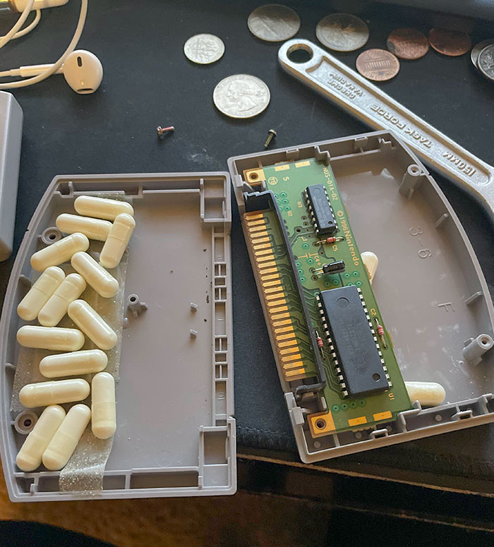 Un amigo compró un juego de Nintendo 64, esto fue lo que encontró dentro