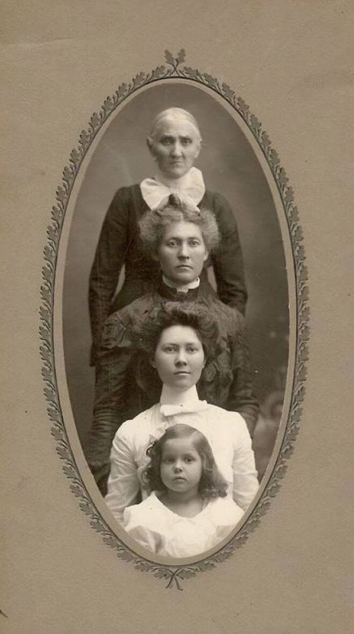 Cuatro generaciones, alrededor de 1905, ubicación desconocida