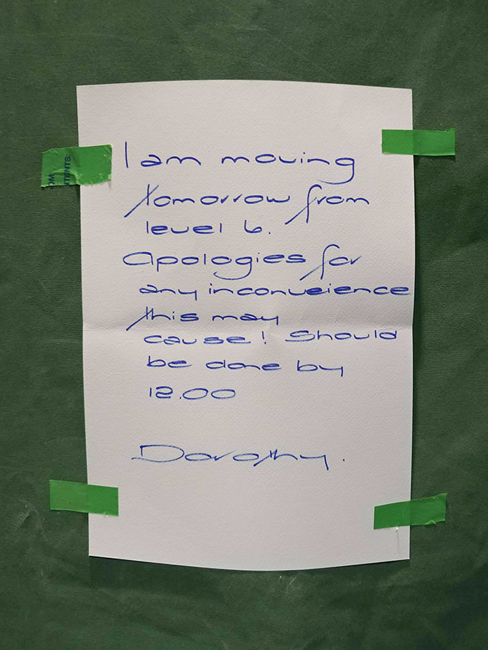 Escritura futurista en mi edificio