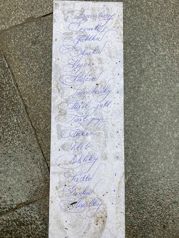 Lista de la compra encontrada en la calle en Praga