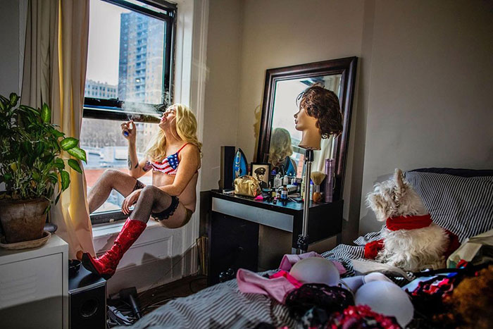 Esta fotógrafa retrata a personas en sus dormitorios para mostrar sus distintas formas de vivir (20 nuevas fotos)