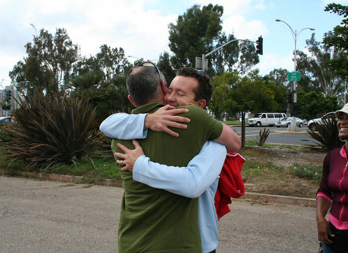 Este padre da ejemplo apoyando a su hijo tras dejar su trabajo de 45.000$ y pedir quedarse con él