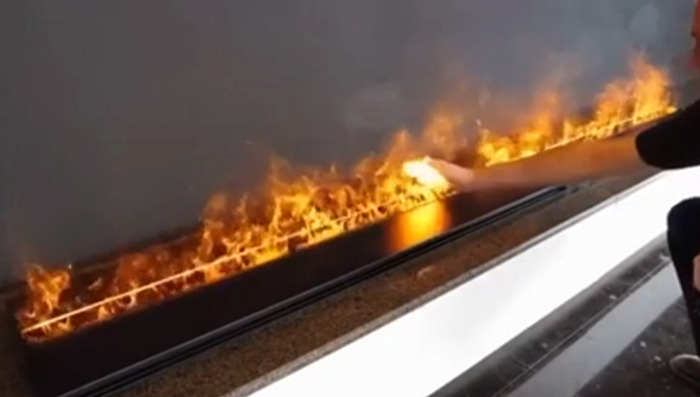 Fuego que puedes tocar que funciona haciendo brillar una luz LED naranja sobre el vapor de agua