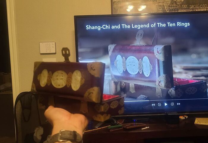 Bueno, eso no es nada raro... Estaba viendo la nueva película de Marvel "Shang-Chi y la leyenda de los diez anillos" y vi esto. Encontré esto en un armario lleno de antigüedades hace años...