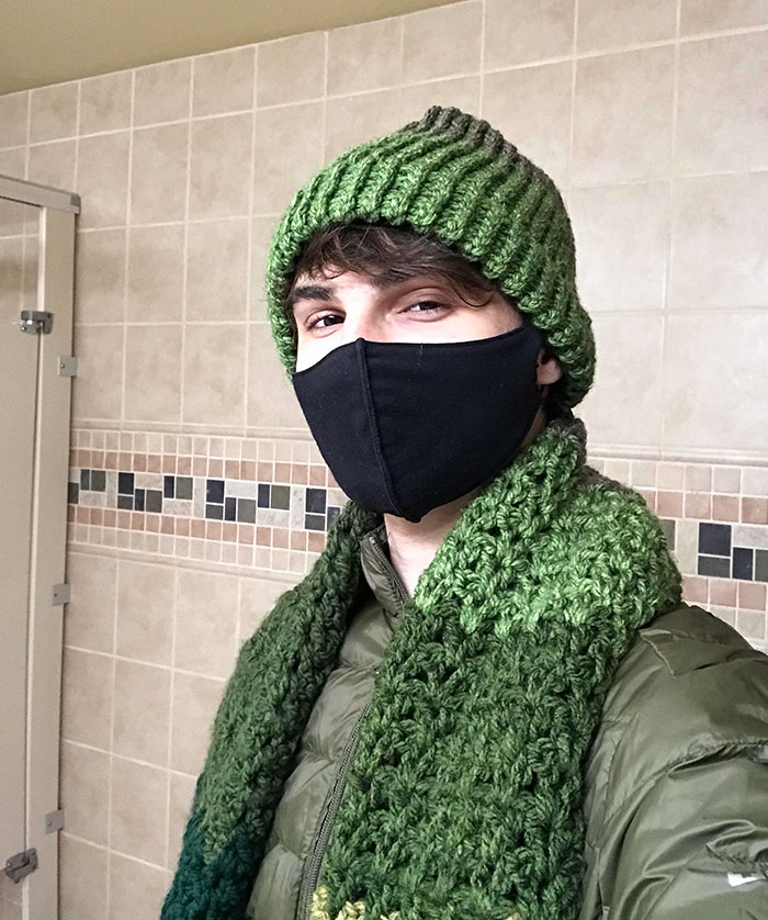 He estado yendo al trabajo en bicicleta con el frío todas las mañanas, mi compañera de trabajo se dio cuenta y me hizo esta bufanda y gorro