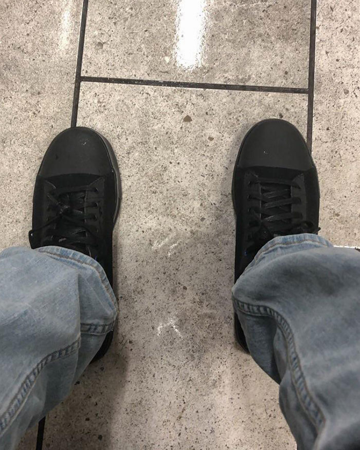 El otro día me resbalé y me caí en el trabajo porque llevaba unos zapatos viejos y desgastados, así que mi compañera de trabajo me dio un par nuevo de zapatos que no resbalaban cuando se enteró del incidente