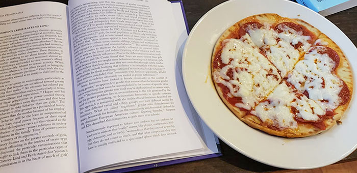 Trabajo en un pequeño restaurante italiano familiar y mi jefe me deja estudiar cuando estamos tranquilos, así que me trajo una pequeña pizza y me dijo “come mientras estudias"