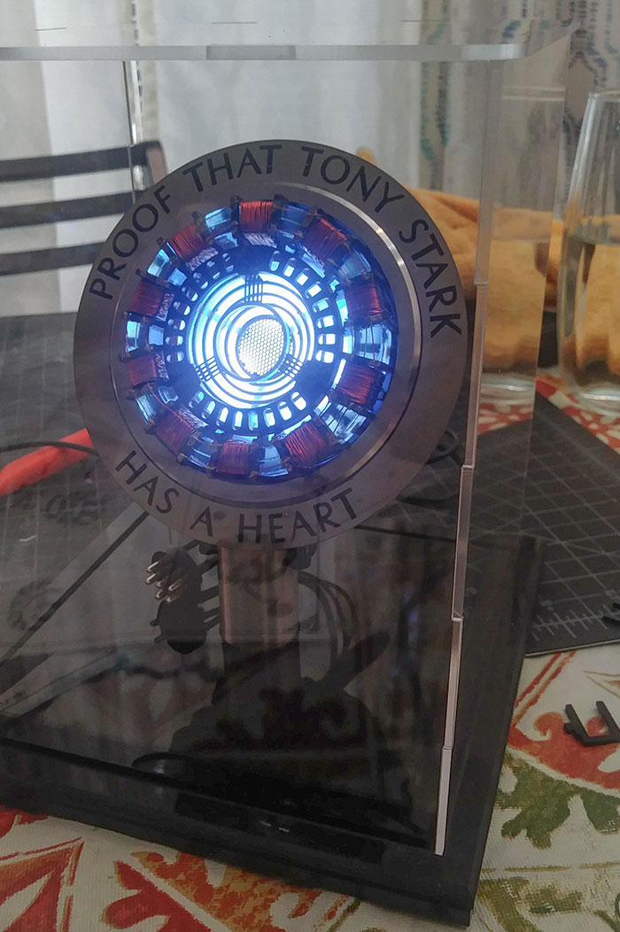 Mi jefe es un fanático de Marvel y recientemente se sometió a una cirugía a corazón abierto, así que un compañero de trabajo y yo le regalamos un reactor de Arc MK 1 de Ironman