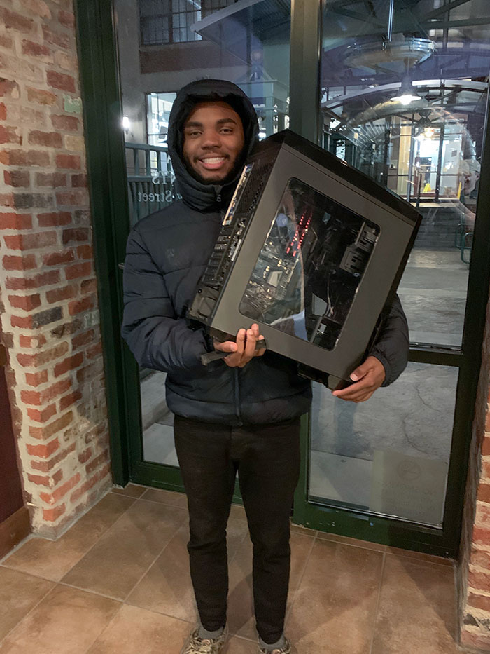 Un nuevo amigo/compañero de trabajo no podía comprarse una nueva computadora. Armé una nueva y le regalé la vieja. Estaba tan contento que me pidió que le tomara una foto