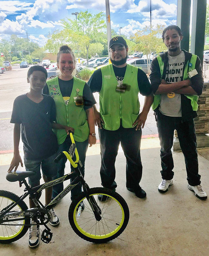 Mis compañeros de trabajo y yo nos unimos y pudimos conseguirle a este increíble joven una nueva bicicleta después de que le robaran la suya. Su sonrisa lo vale todo