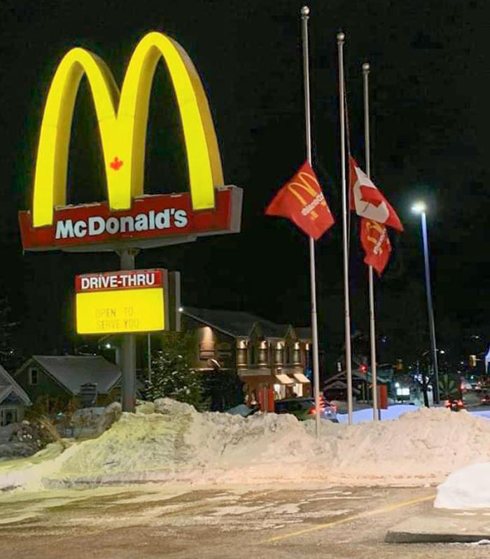 Mi primo trabajó en McDonald's en el norte de Ontario durante la mayor parte de su vida y fue gerente allí durante la mayor parte de su carrera. Falleció repentinamente el pasado lunes