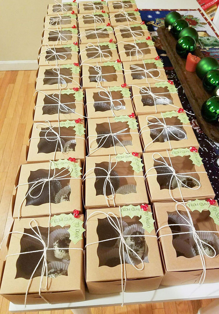 Mi esposa acaba de hacer más de 100 trufas para sus compañeros de trabajo. Ahora tiene que ir en el tren a Boston con ellas. Ella es la mejor