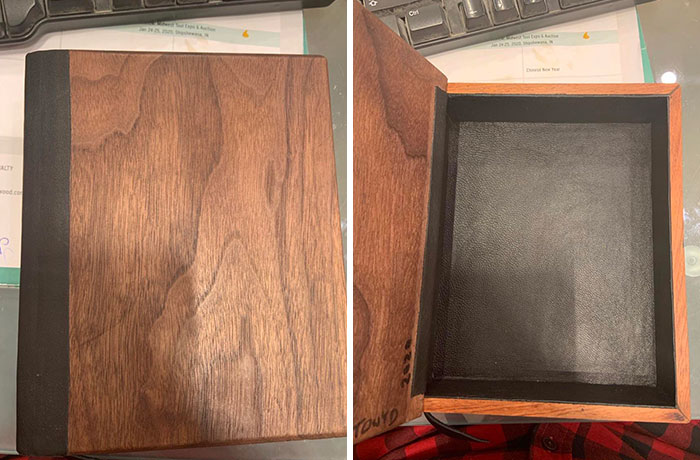 Un compañero de trabajo hace estas cajas para la caridad durante su descanso para el almuerzo, y necesitaba cuero, así que le pregunté si quería la chaqueta de mi difunto padre, y se le ocurrió esto para mí hoy