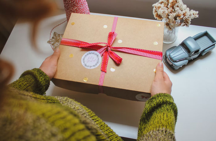 Este hombre se enfureció con su esposa frente a su familia porque ella había comprado los regalos más baratos de la lista y le dijo que había arruinado la Navidad