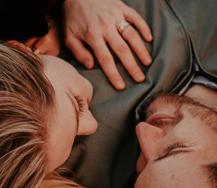Estas 20 mujeres compartieron las cosas que no son sexuales pero sí íntimas que hacen con sus parejas