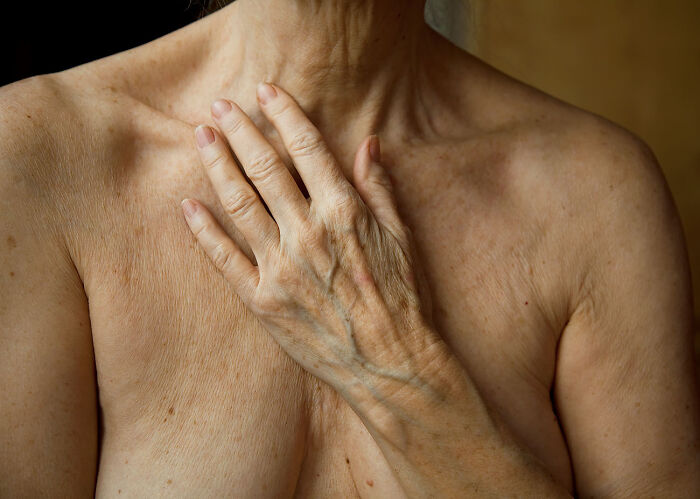 Manos en el pecho, de la serie “Growing Old” de Marna Clarke