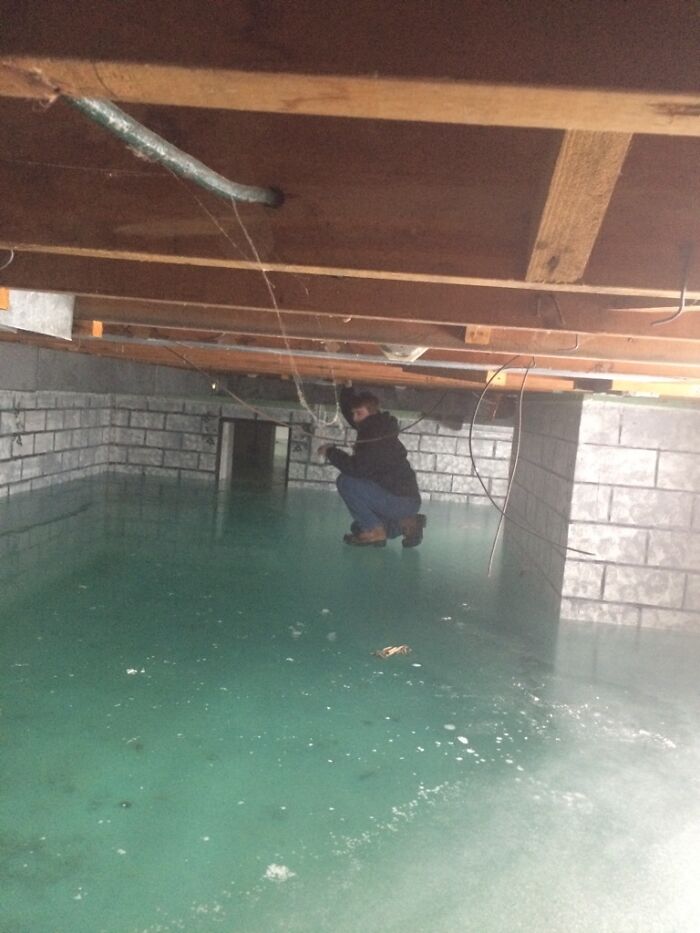 Lo que ocurre cuando no se cierra el agua en una casa que no está preparada para el invierno. Un metro y medio de agua congelada