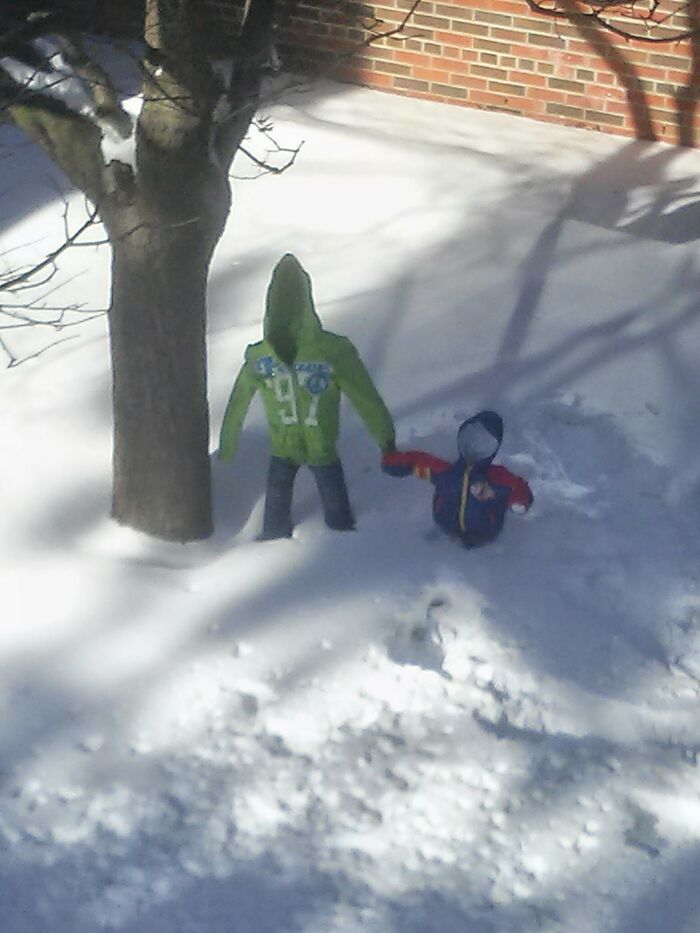 En invierno, la gente de mi universidad coge artículos de ropa para niños, los sumerge en agua y los mantiene en su sitio hasta que se congelan así por todo el campus