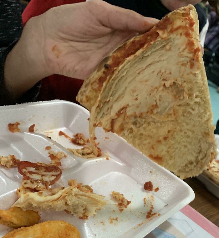 Mi escuela sirve pizza prácticamente cruda