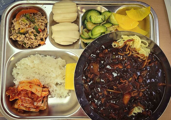 ¡Aquí está mi impresionante almuerzo escolar coreano! Las escuelas tienen un nutricionista cualificado para planificar el menú del almuerzo