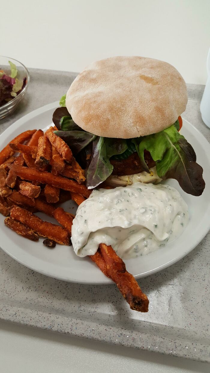 Hoy se almorzó hamburguesa vegetariana y camotes fritos en la cafetería de la escuela en Alemania