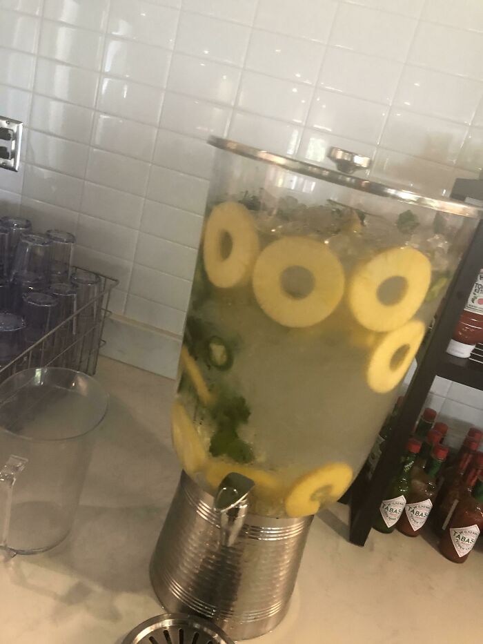 A mi escuela le gusta hacer agua de frutas en nuestro comedor. Así que hoy tenemos agua de jalapeño y piña