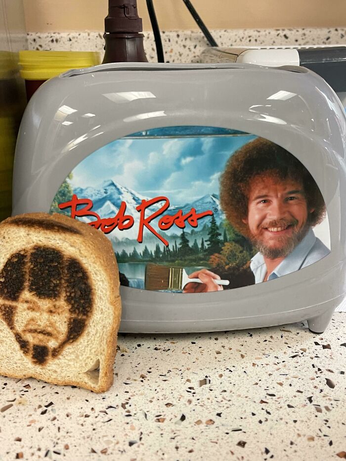 Alguien puso una tostadora de Bob Ross en nuestra sala de descanso, pone una imagen de Bob Ross en el pan tostado