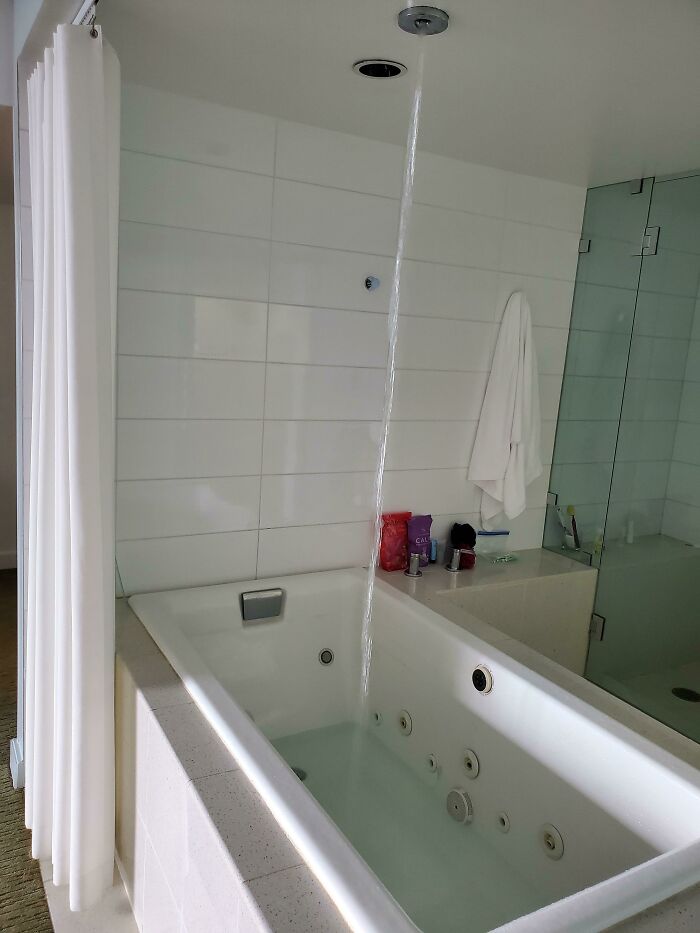 La bañera de hidromasaje de mi hotel se llena desde el techo