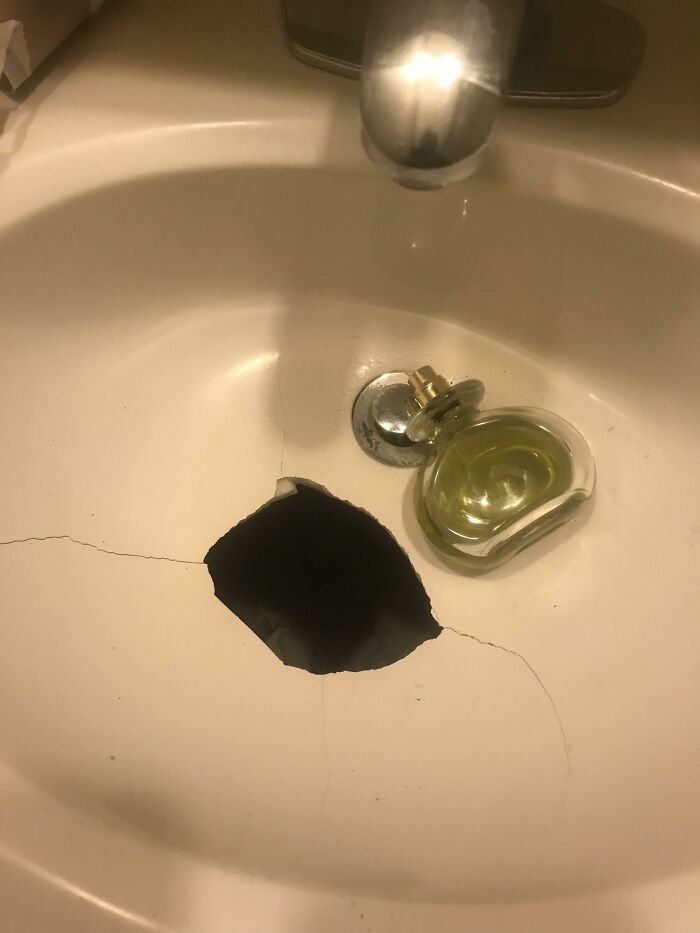 Se me cayó la colonia en el lavabo