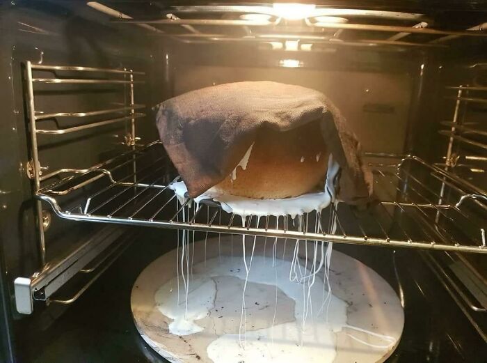 Cuando pones el horno demasiado alto mientras dejas subir la masa de la pizza. Sí, eso es un tazón derretido, masa horneada y un paño de cocina quemado