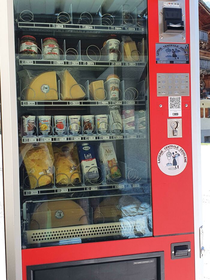 Una máquina expendedora de queso en un pueblo en una montaña de Suiza