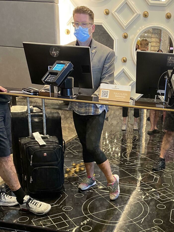 El reflejo en el espejo de este mostrador de facturación del hotel