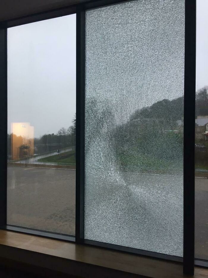 Las ventanas donde trabajo suelen explotar cada mes más o menos