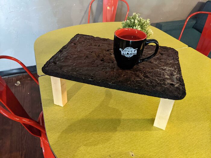 Nuestra empleada cocinó demasiado los brownies, así que los convertimos en una mesa de café. Aceptamos pedidos anticipados de Navidad