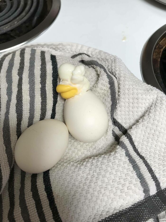 Este huevo se derramó por una grieta mientras se cocinaba y parece un patito