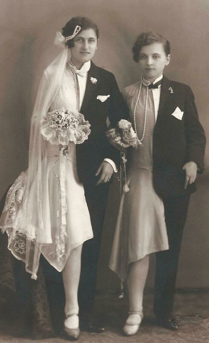 Fotografía de estudio: "Una pareja de lesbianas en traje de novia semi Drag"; Reino de Hungría - Budapest, 1920