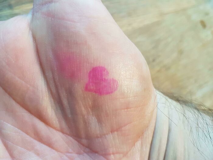 Este pequeño corazón en mi mano se llama "botón de abrazo". Desde que mi esposa murió el año pasado, mi hija de 4 años ha odiado estar lejos de mí. Su maestra dibuja esto en nuestras manos cuando la dejo en la escuela y cada vez que lo presionamos, envía un abrazo al otro. Le ayuda a sentirse conectada conmigo.