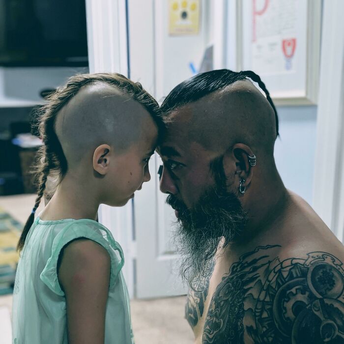 Mi hija de seis años lleva meses pidiendo tener una cresta como su padre. Hoy se lo he cortado. Mi niña es toda una ruda