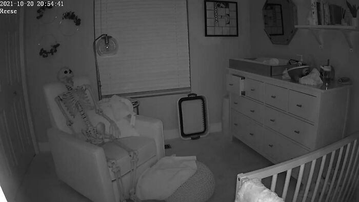 Mi hija de 2 años quería dormir con el esqueleto en su habitación. Tú eliges tus batallas...
