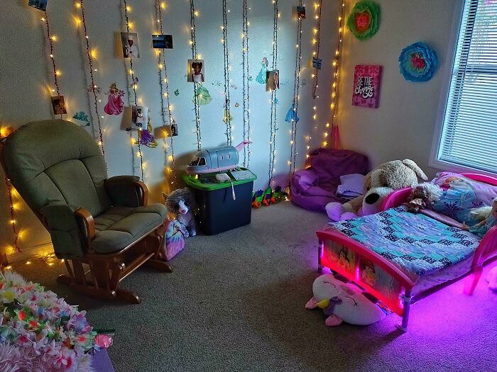 Acabo de ganar una batalla de custodia después de un año. Su mamá se fue del estado con mi pequeña. Ella regresa hoy. Espero que le guste.