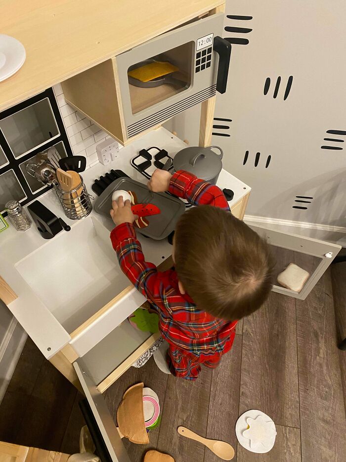 Papás: Compren a su(s) hijo(s), sin importar el género, una cocina. Hago más cosas cuando le pido a mi hijo que me haga la comida que con cualquier otro juguete.