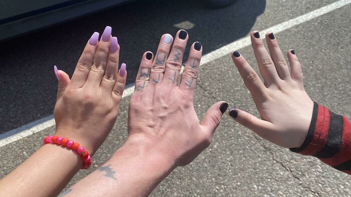 Soy un padre soltero a tiempo completo desde noviembre, y hoy llevé a mis hijas a hacerse las uñas. ¡Fue mi primera vez y me encanta!
